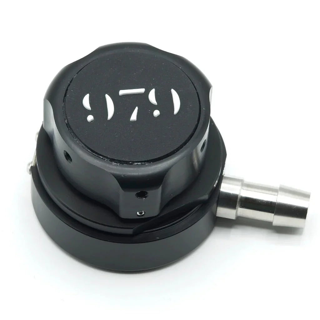 Schwarzer Atemregler für Tauchausrüstung mit silbernem Anschluss, Aufschrift 979 auf dem Deckel.