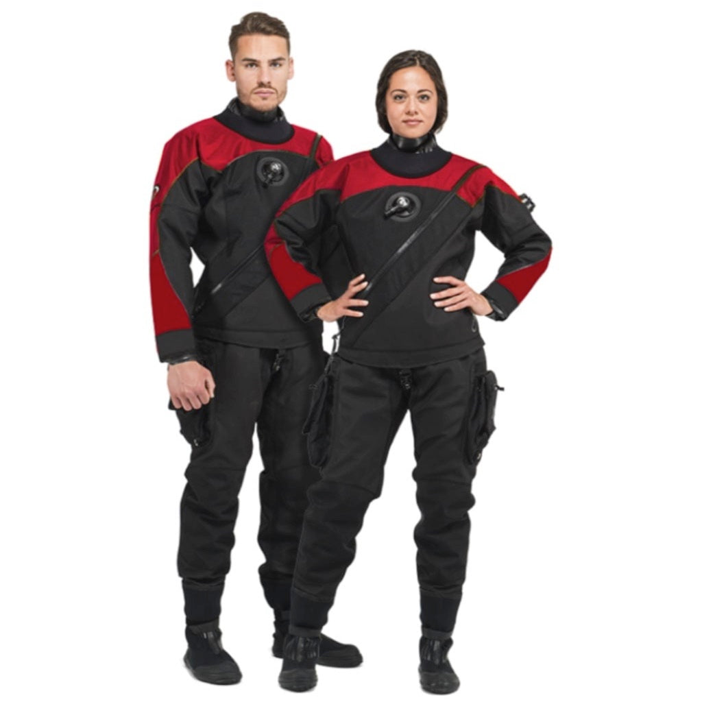 Zwei Personen tragen schwarze und rote Trockentauchanzüge vor weißem Hintergrund.