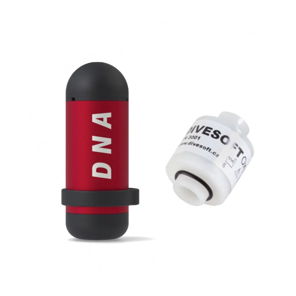 Tauchanalysator in Rot und Sensor für Tauchgas auf weißem Hintergrund