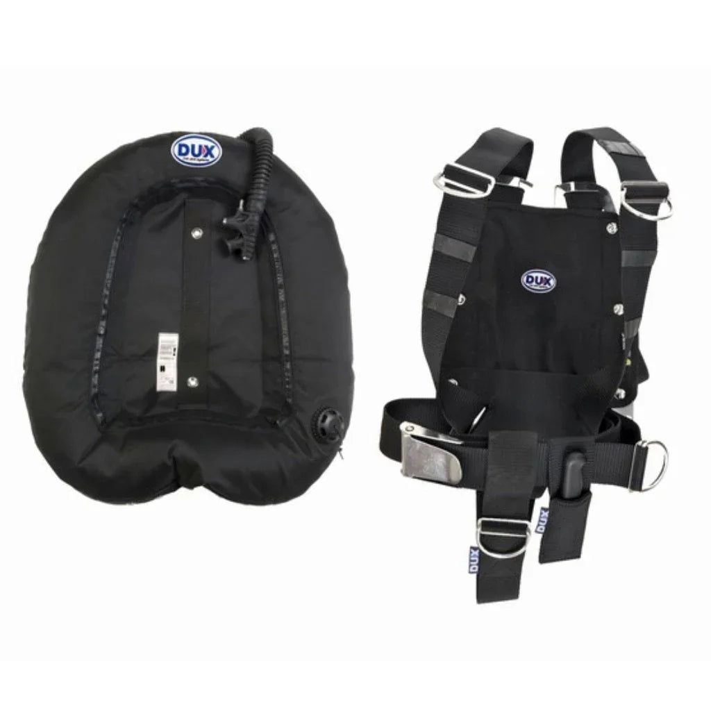 Schwarzes Wingjacket und Harness-Set für Taucher, robustes Design, DUX Markenlogo sichtbar.