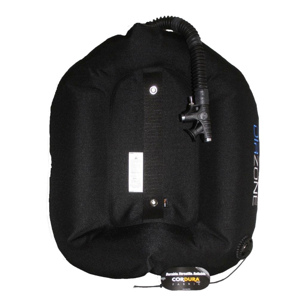 Schwarzes DirZone Wing Jacket für Taucher aus robustem Cordura mit Inflator und Ventil.