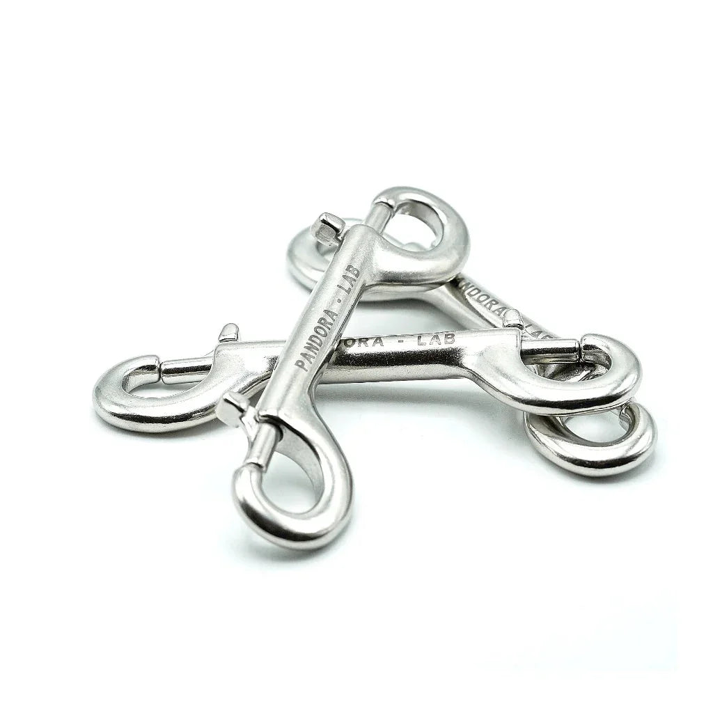 Edelstahl Doppelkugel Karabiner für Tauchausrüstung auf weißem Hintergrund