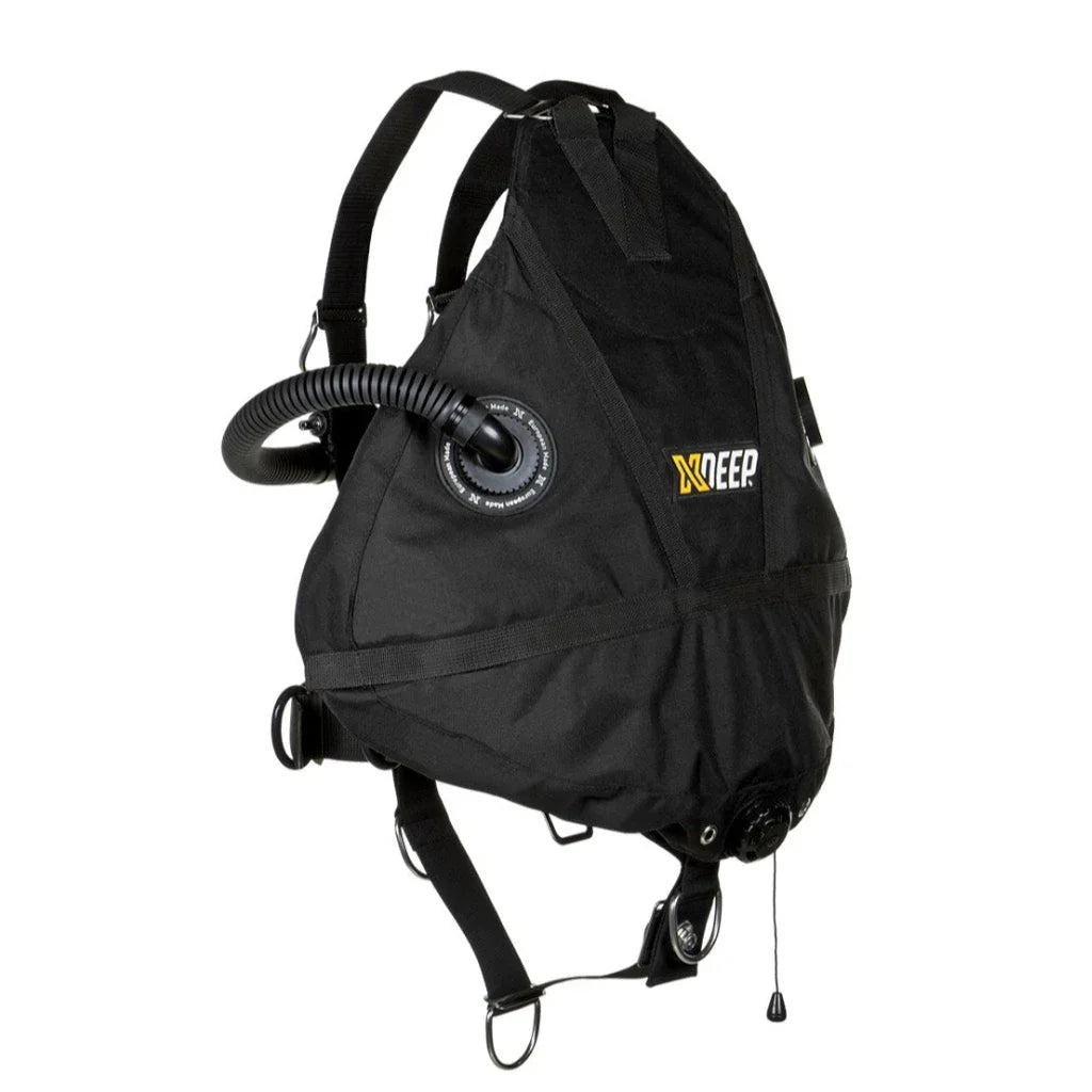 Schwarzes Sidemount-Tarierjacket für technisches Tauchen mit Inflatorschlauch und robustem Design