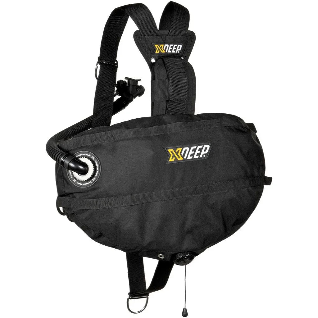 Schwarzes XDEEP Tauchjacket mit Inflatorschlauch, Tauchausrüstung für technisches Tauchen.