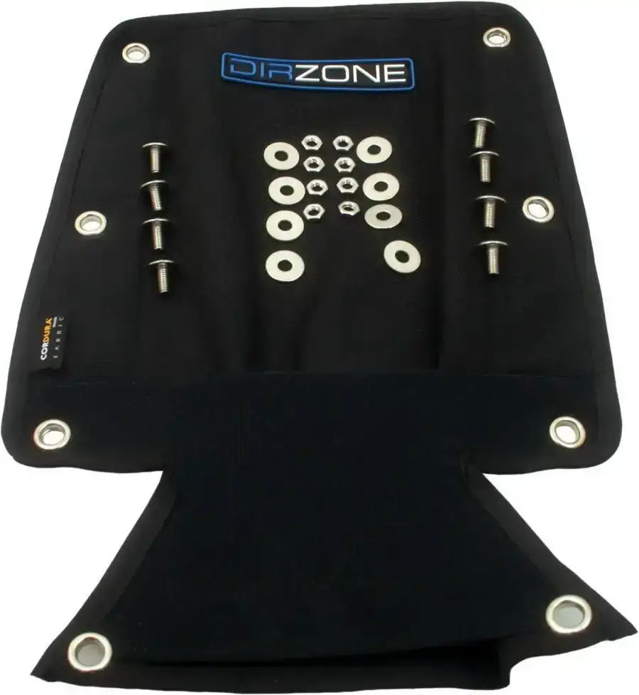 Schwarzes DIRZONE Backplate-Zubehörset mit Schrauben, Muttern und Unterlegscheiben für Tauchausrüstung.