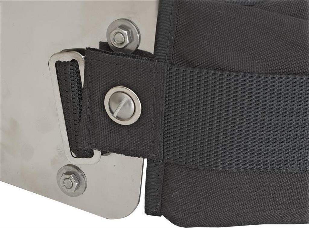 Detailaufnahme einer Edelstahl-Backplate mit schwarzem Nylon-Gurtband für Tauchausrüstung