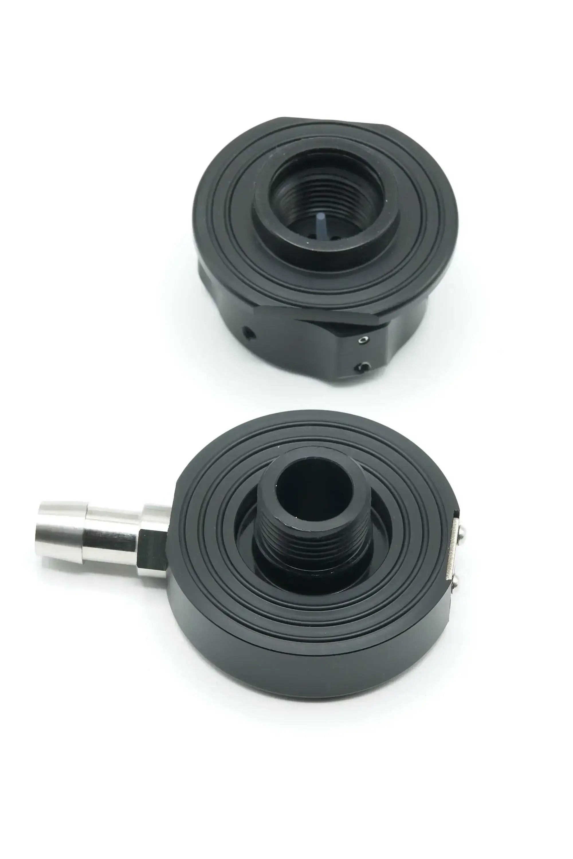 Zwei schwarze Tauchventil-Adapter aus Metall für Tauchausrüstung, auf weißem Hintergrund.