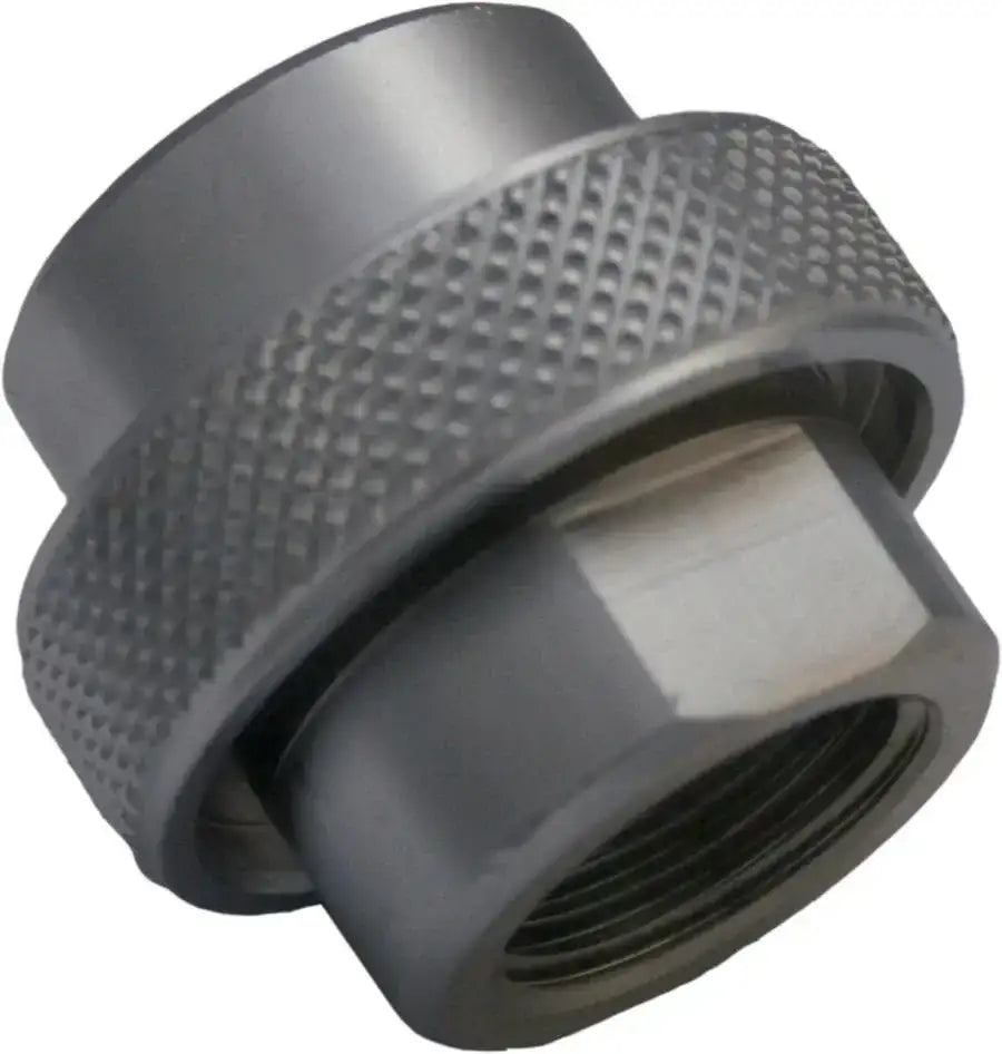 Metall Adapter für Tauchausrüstung, Nahaufnahme, robustes Gewinde und gerändelte Oberfläche