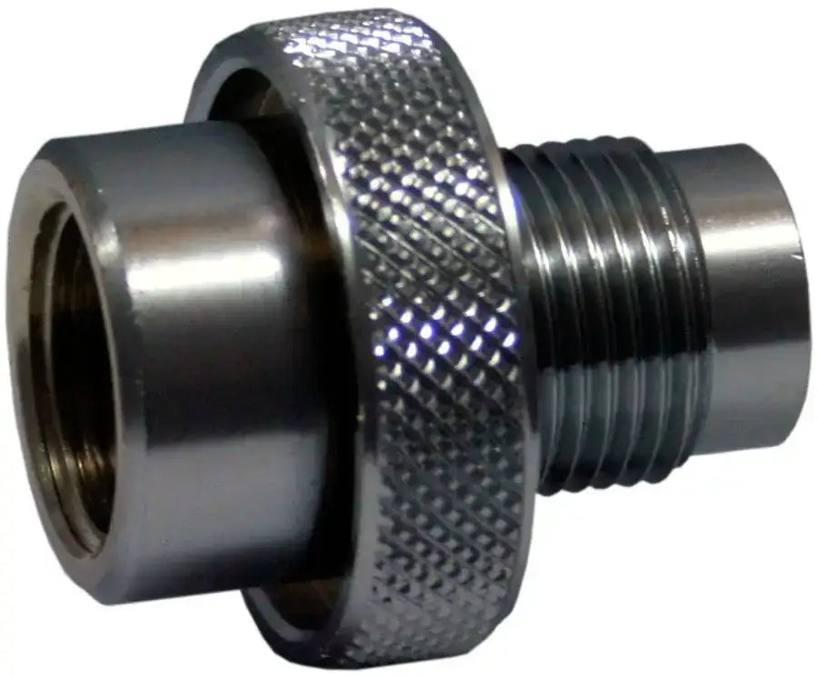 Tauchausrüstung Adapter DIN auf INT aus Metall, Nahaufnahme, glänzende Oberfläche