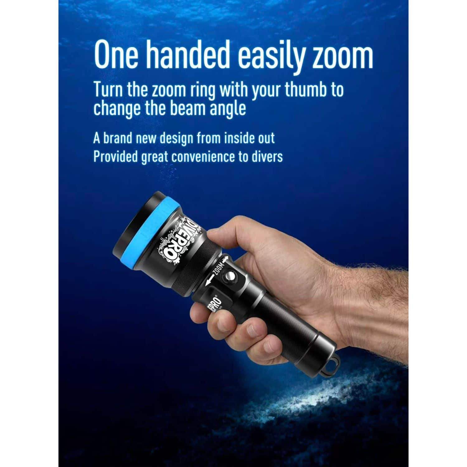 Taucher hält schwarze Unterwasserlampe mit Zoom-Funktion, optimal für Taucherzubehör.