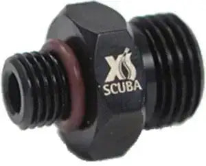 Schwarzer Adapter für Tauchausrüstung mit XS Scuba Logo, geeignet für Gasmischsysteme.