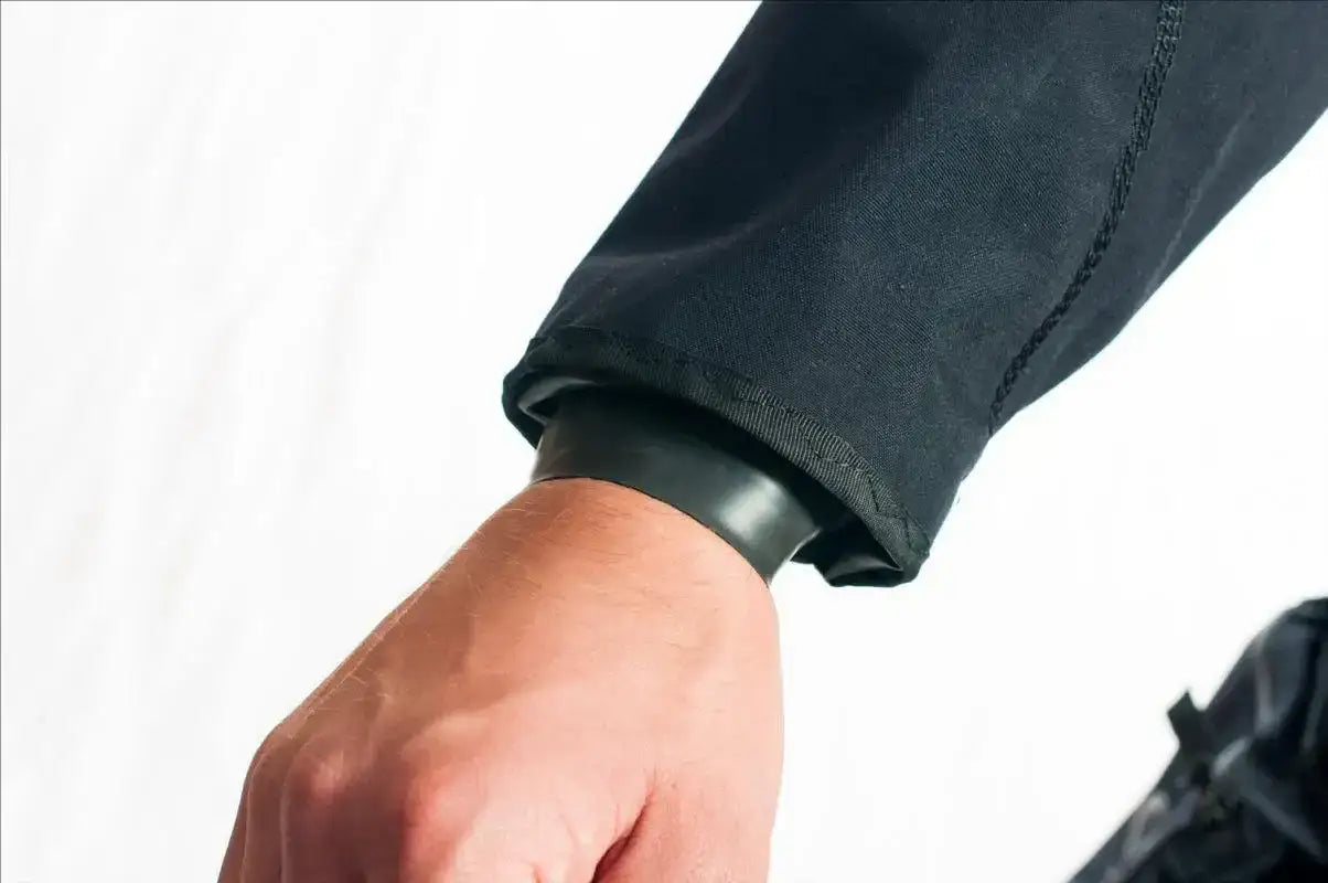 Nahaufnahme einer Arm-Manschette für Trockentauchanzug, schwarzes Neopren am Handgelenk