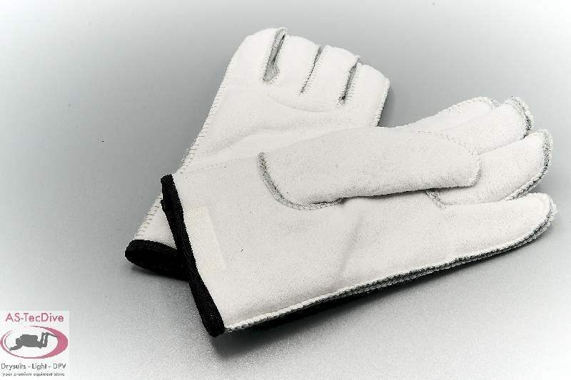 Weiße Taucherhandschuhe aus robustem Material auf grauem Hintergrund, hochwertige Tauchausrüstung.