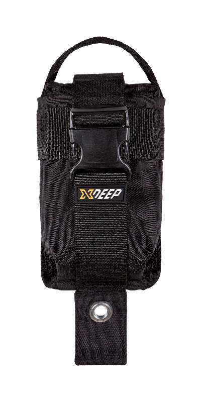 Schwarze XDEEP Backmount Blei-Tasche GröĂe L fĂŒr TauchausrĂŒstung auf weiĂem Hintergrund