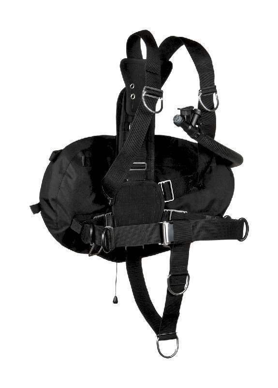 Schwarzes Sidemount-Tarierjacket fĂŒr technisches Tauchen, mit Gurten und D-Ringen.