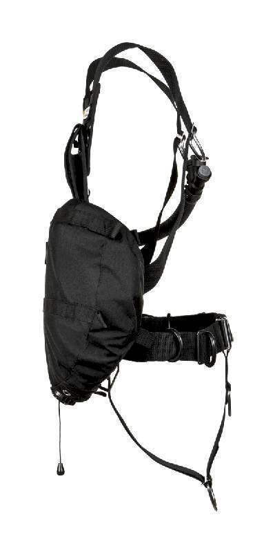 Seitliche Ansicht eines schwarzen Sidemount-Tarierjackets fĂŒr technisches Tauchen auf weiĂem Hintergrund