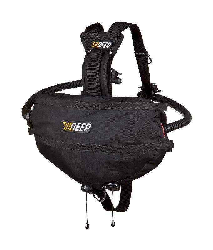 Schwarzes xDeep Stealth 2.0 Classic Sidemount-Jacket für technisches Tauchen, Frontansicht