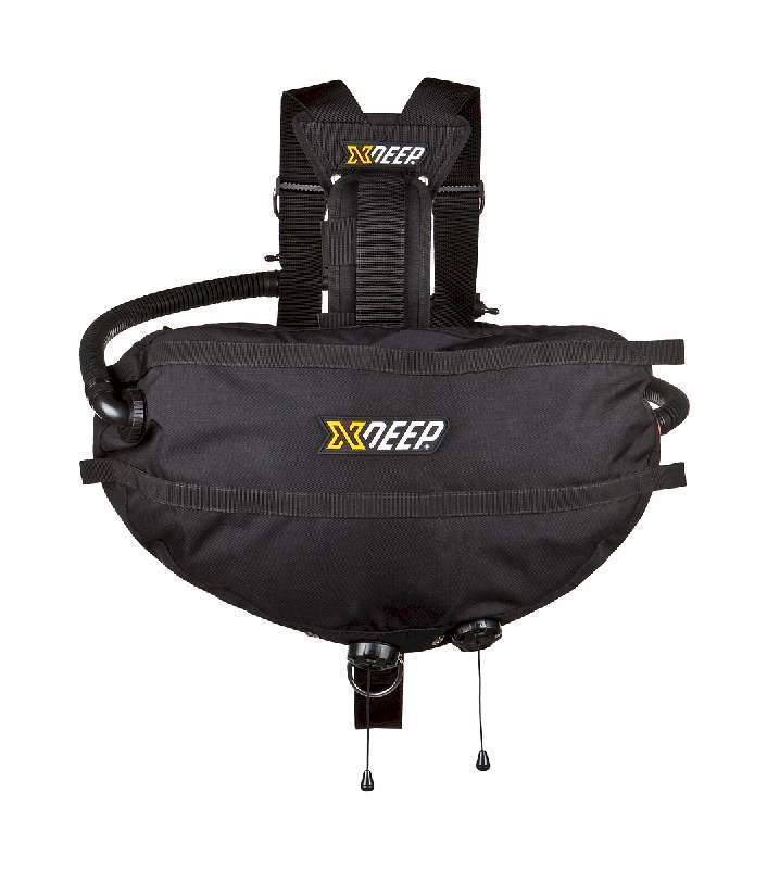 Schwarzes XDEEP Stealth 2.0 Classic Sidemount-Jacket für technisches Tauchen, Vorderansicht