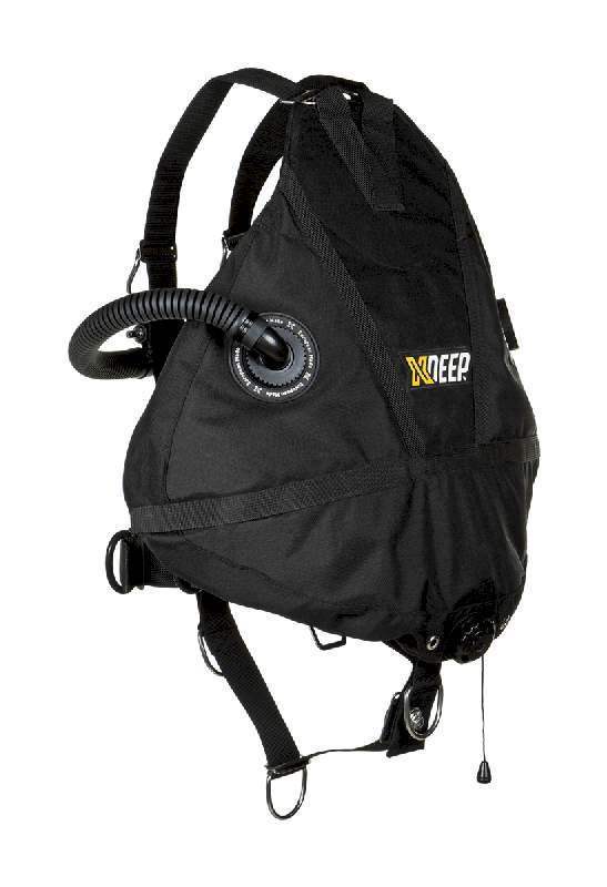 Schwarzes XDEEP Stealth 2.0 Tec Sidemount Wing mit integrierten Gurten fĂŒr technisches Tauchen.