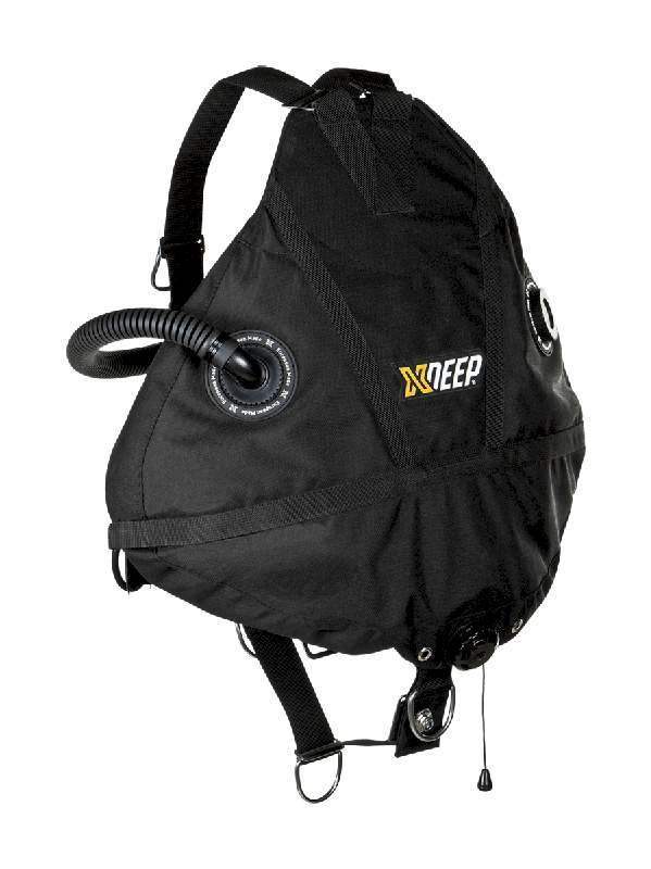 Schwarzes xDEEP Stealth 2.0 TEC Sidemount Wing fĂŒr technisches Tauchen, Studioaufnahme
