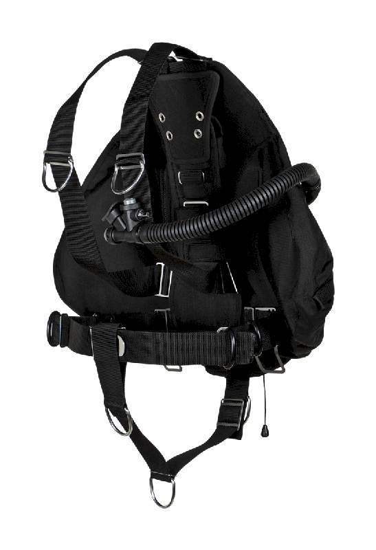 Schwarzes Tec-Taucherjacket mit Harness, RĂŒckenplatte und Inflatorschlauch fĂŒr technisches Tauchen