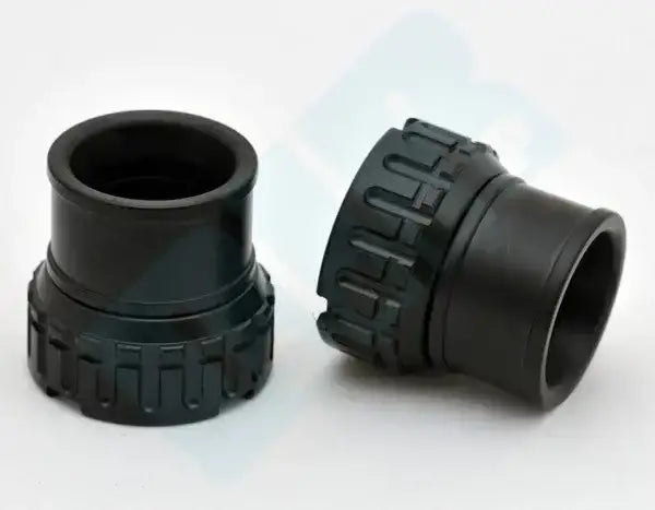 Schwarzer Verschlussadapter aus Kunststoff für Tauchausrüstung, Nahaufnahme, weißer Hintergrund