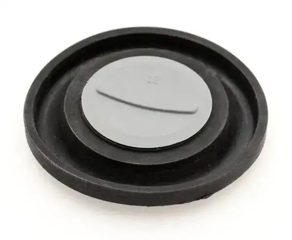 Schwarzer Gummiventildeckel für Tauchausrüstung auf weißem Hintergrund