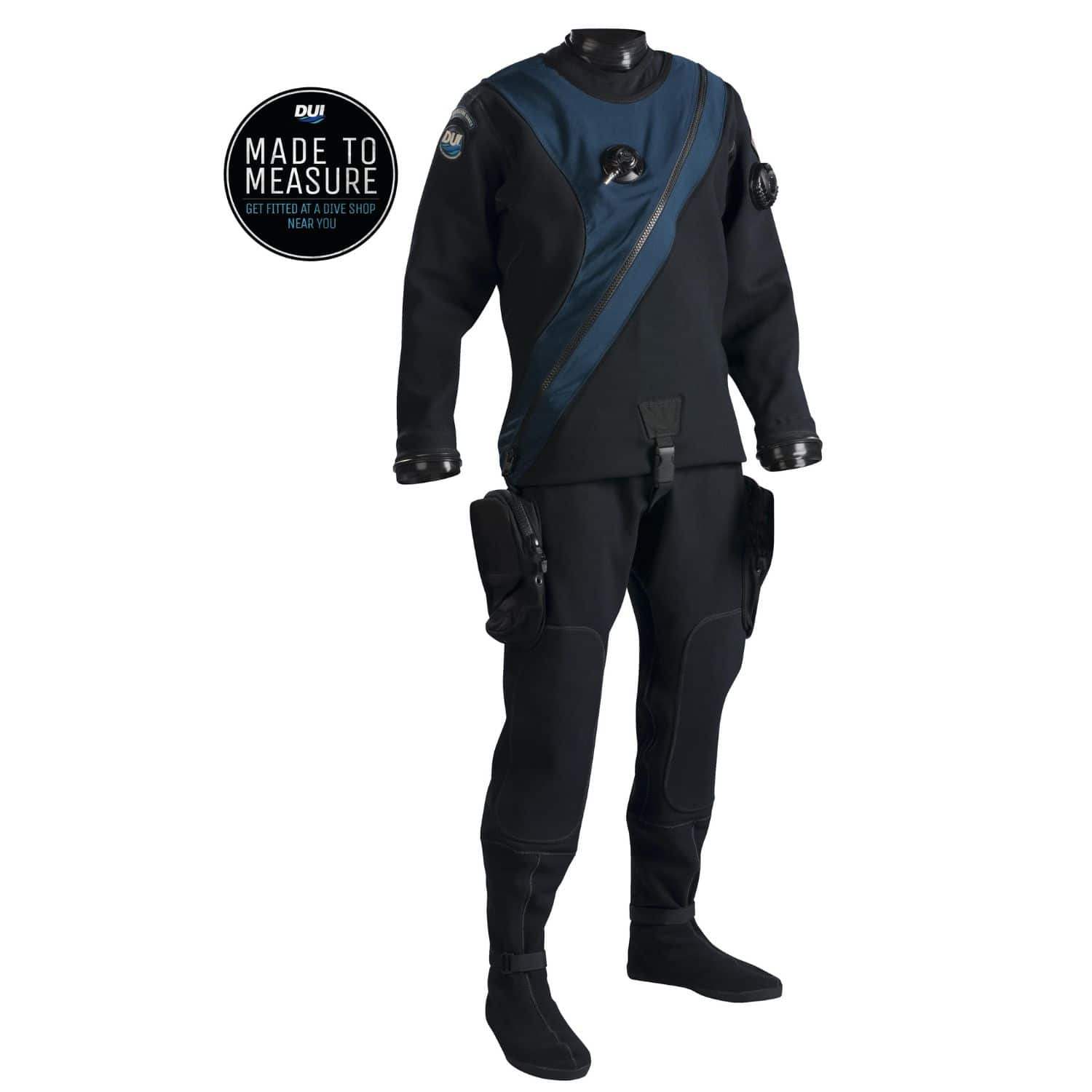 Schwarzer Trockentauchanzug mit blauen Akzenten und Taschen, ideal fĂĽr Taucher