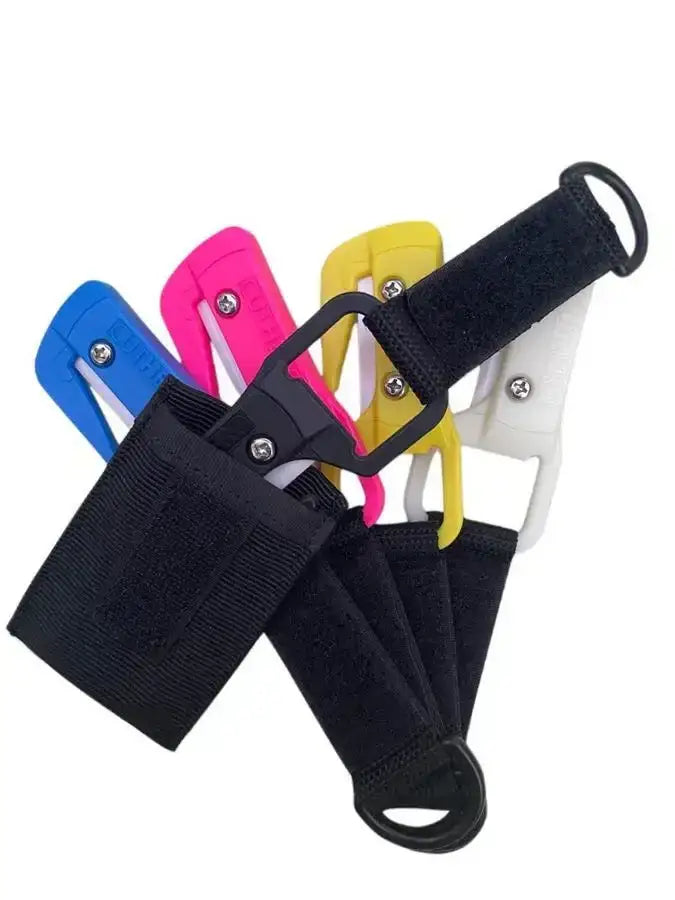 Bunte Tauchermesser mit Schutzhülle und Klettverschluss, ideal für Tauchausrüstung.