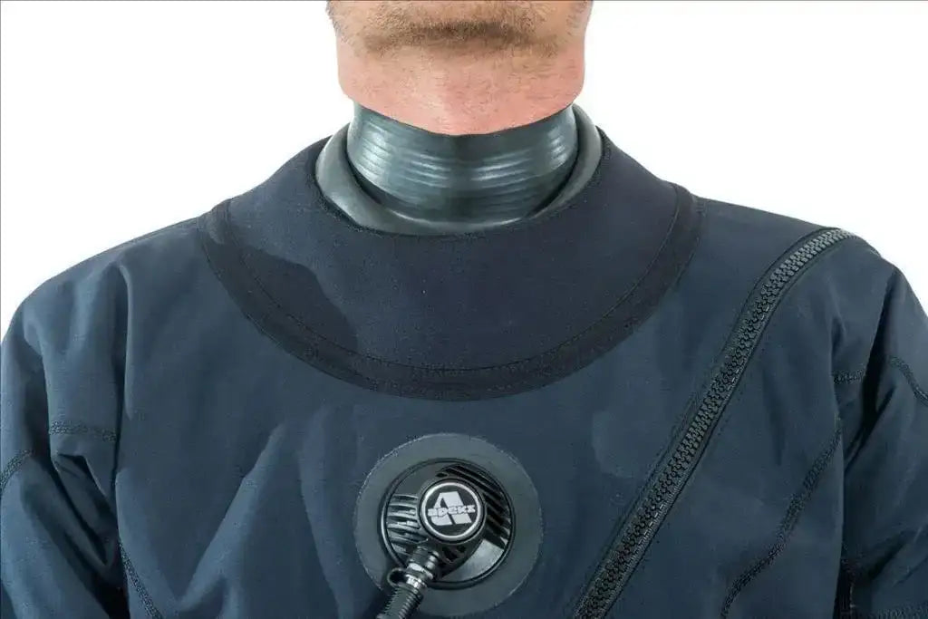 Detail eines Trockenanzugs mit Latex-Halsmanschette und Ventil, professionelle Tauchausrüstung