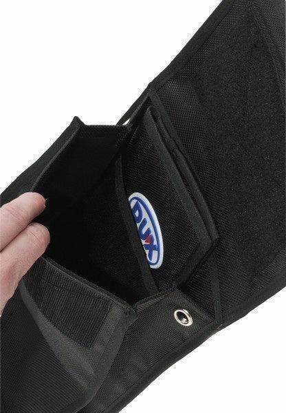 Schwarze Taucher-Zubehörtasche mit sichtbarem Innenfach, Hand öffnet die Tasche