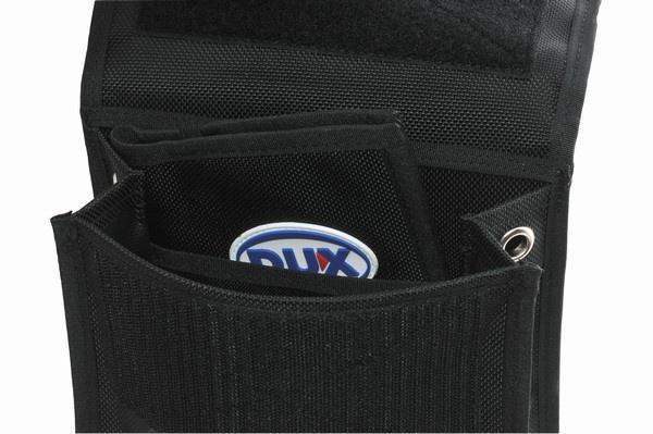 Schwarze Taucher-Zubehörtasche mit Klettverschluss und DUX-Logo, Detailansicht.