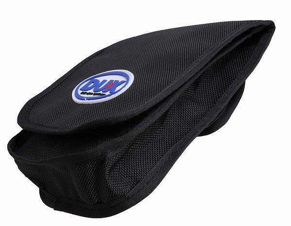 Schwarze Tauchtasche aus robustem Material mit DUX-Logo, ideal für Tauchausrüstung
