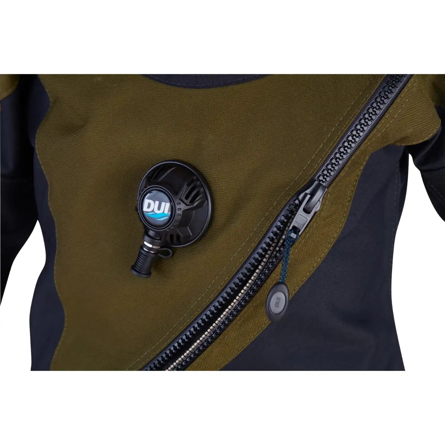 Detail einer Taucher-Trockenanzug-Front mit groĂźem ReiĂźverschluss und Inflator-Ventil