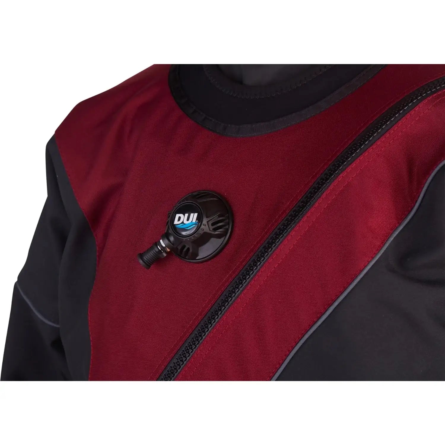 Detail eines rot-schwarzen Trockentauchanzugs mit Inflatorventil fĂĽr TauchausrĂĽstung