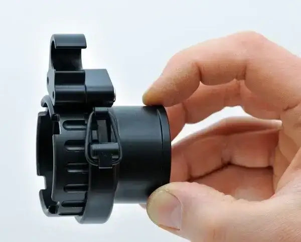 Hand hält schwarzen Adapter für Tauchausrüstung, Kunststoff, Detailansicht