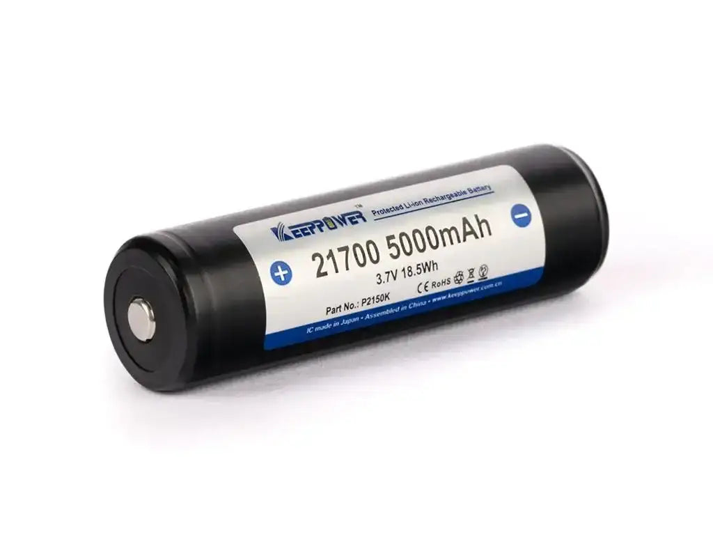Keeppower 21700 5000mAh Lithium-Ionen-Akku mit Schutzelektronik, 3,7V, liegend auf weiĂźem Hintergrund.