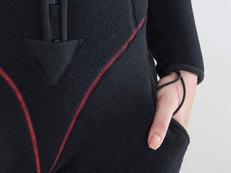 Schwarzer Taucheranzug mit roter Naht, Nahaufnahme Hand in Tasche, atmungsaktiv, Neopren
