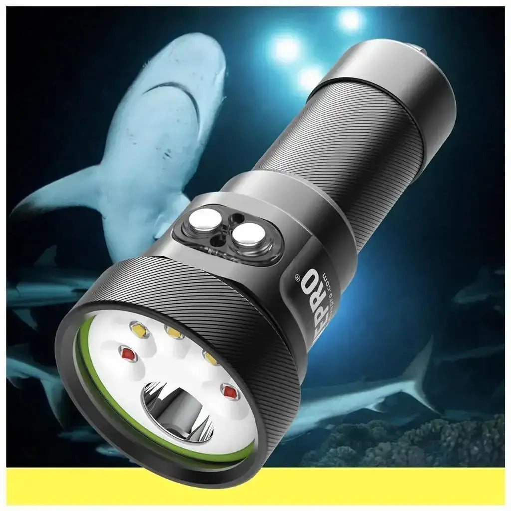 Taucherlampe für Unterwasser mit Hai im Hintergrund, robuste LED-Tauchlampe, Tauchausrüstung