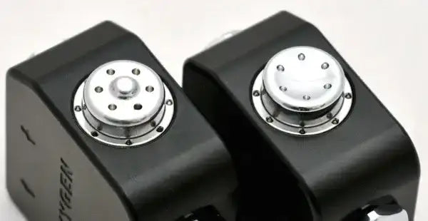 Zwei elektronische Tauchsensoren für Tauchausrüstung, Nahaufnahme mit Details.