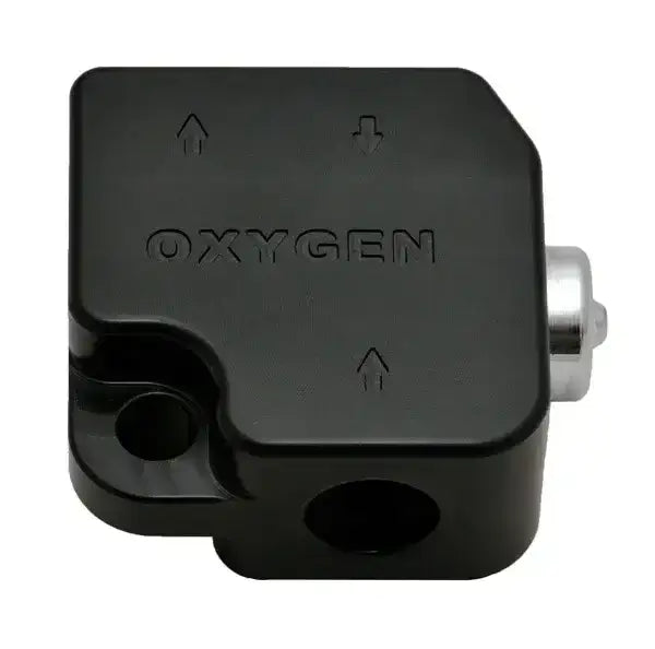 Schwarzes, eckiges Tauchzubehör mit Aufschrift 'OXYGEN', Anschlussöffnung und Pfeilen.