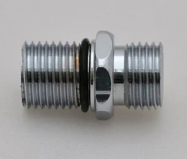 Verchromter Adapter für Tauchausrüstung, doppelseitig mit Gewinde, auf weißem Hintergrund