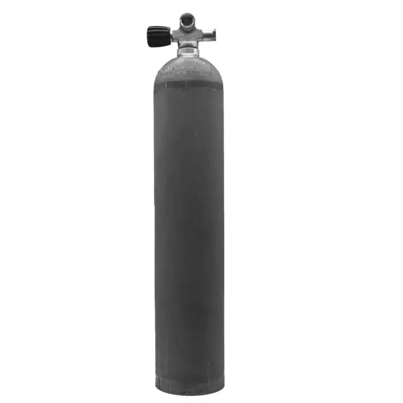 Aluminium Tauchflasche natur mit Ventil, 207 bar, stehend auf weißem Hintergrund