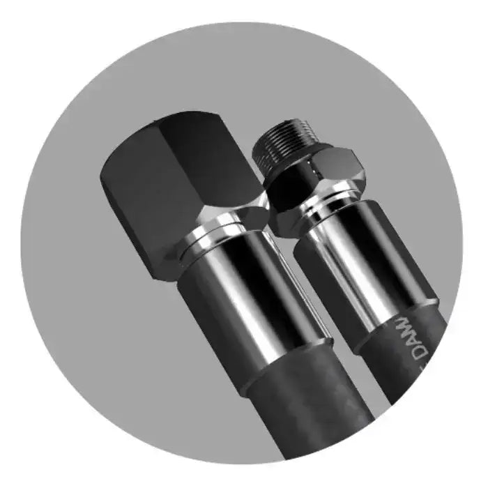 Mitteldruckschlauch für Tauchausrüstung, Nahaufnahme mit Metallanschlüssen