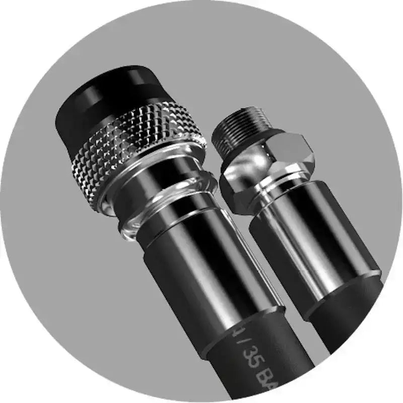 Hochdruck-Taucherschlauch mit Metallanschlüssen, Detailaufnahme Tauchausrüstung