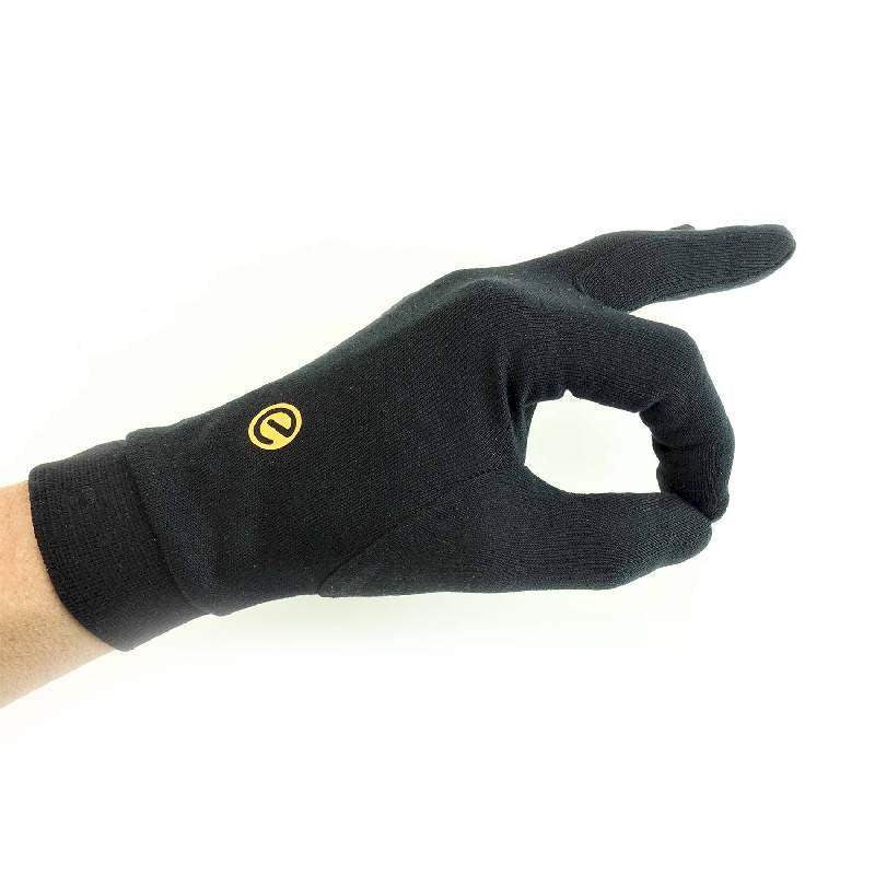 Schwarzer Tauchhandschuh, zeigt OK-Zeichen, Tauchausrüstung, Nahaufnahme auf weißem Hintergrund.