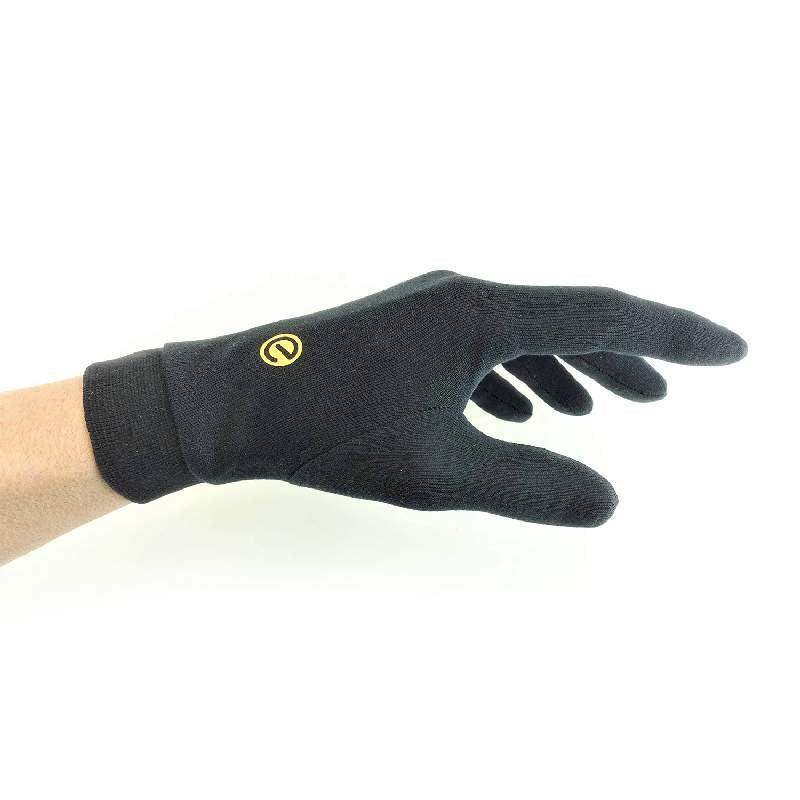 Schwarzer Taucherhandschuh aus Textil mit gelbem Logo am Handgelenk, Hand seitlich