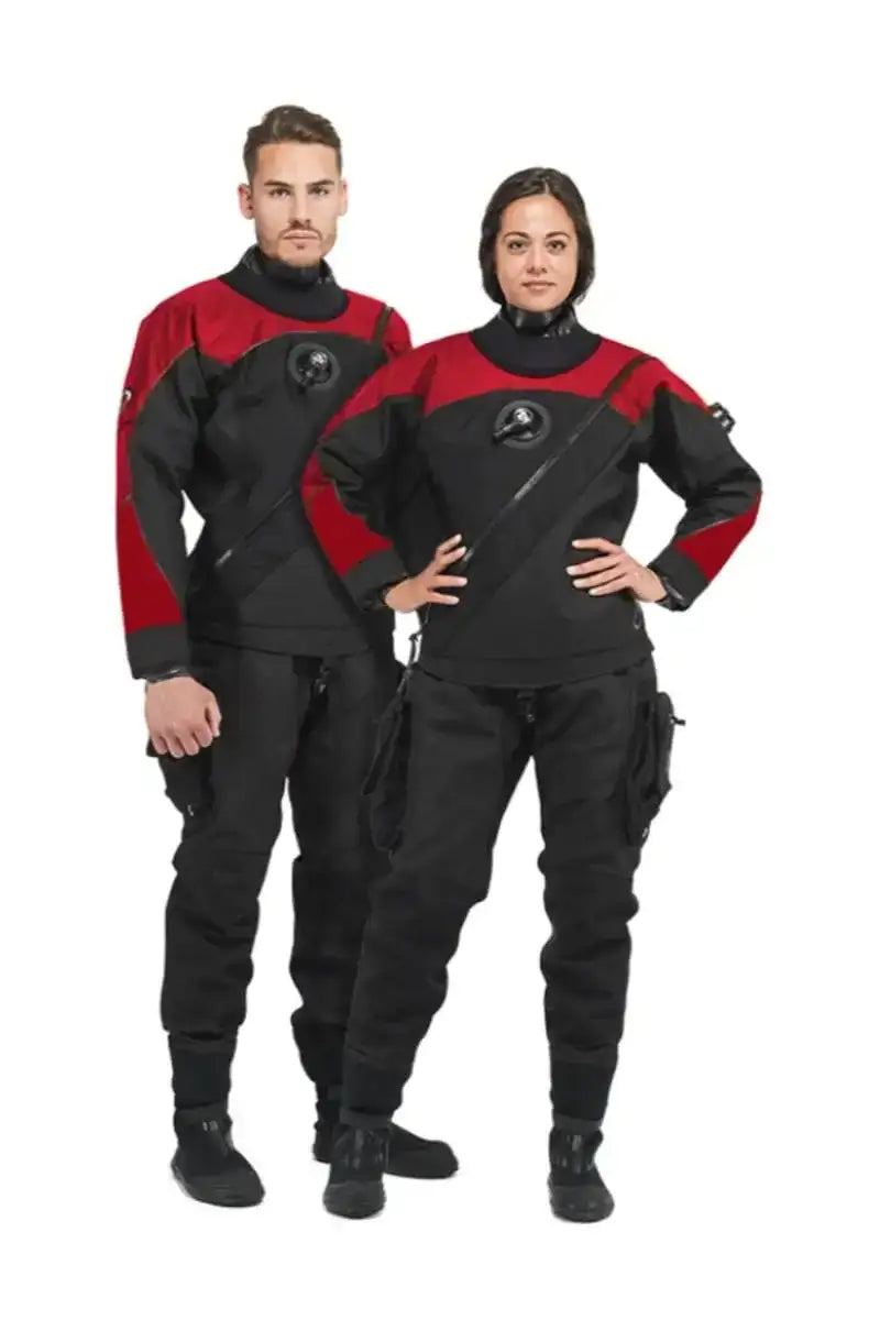 Zwei Personen tragen schwarze und rote Trockentauchanzüge für Tauchausrüstung.