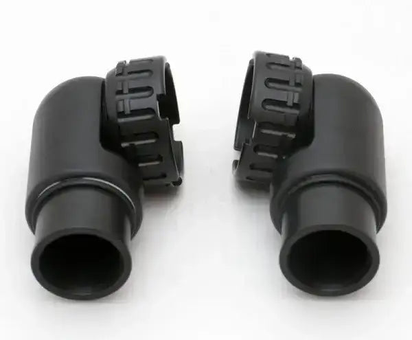 Zwei schwarze Tauchschlauchanschlüsse mit 90-Grad-Winkel auf weißem Hintergrund