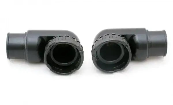 Zwei schwarze Kunststoff-Winkeladapter für Tauchausrüstung, auf weißem Hintergrund.
